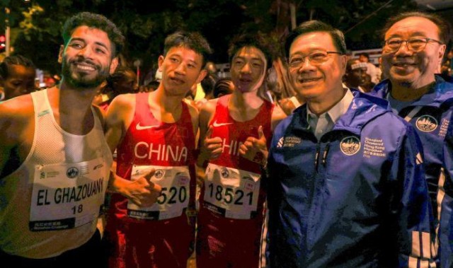 hth官网-郭晶晶霍启刚亮相香港马拉松赛，李家超：推动体育盛事化发展